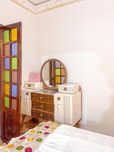 a bedroom with a dressing table and a mirror at Dar Noor Fès in Fez