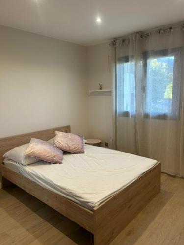 Ένα ή περισσότερα κρεβάτια σε δωμάτιο στο Villa cosy 6 couchages