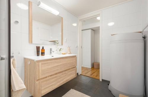 un baño con lavabo y espejo en Large 3 bedroom apartment in the center with parking, en Vossevangen