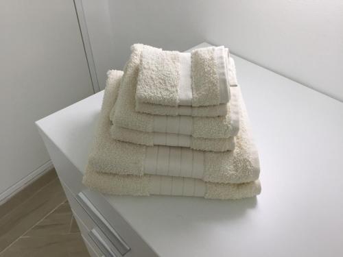 sterta ręczników na blacie w obiekcie B&B Quintino Sella w mieście Iglesias