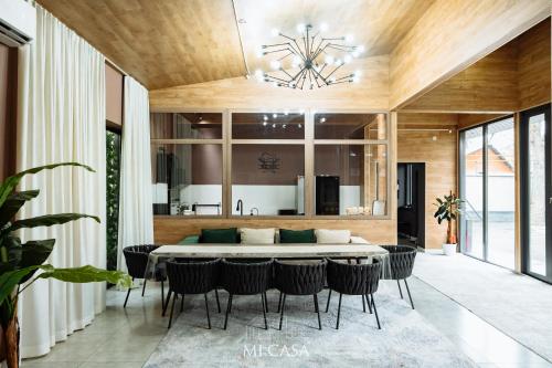 ein Esszimmer mit Tisch und Stühlen in der Unterkunft Micasa residence in Schymkent