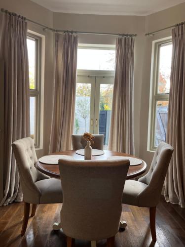 Ruang duduk di Glenesk Flat 2 with private courtyard