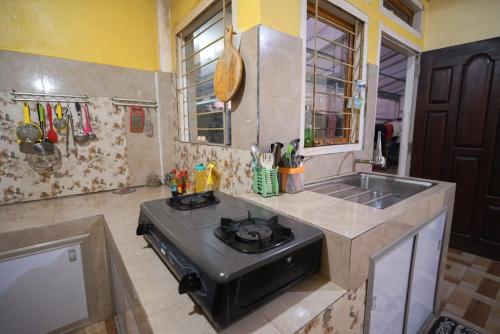 Η κουζίνα ή μικρή κουζίνα στο Natalia Homestay Ruteng