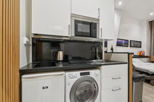 Nice flat close to Arc de Triomphe