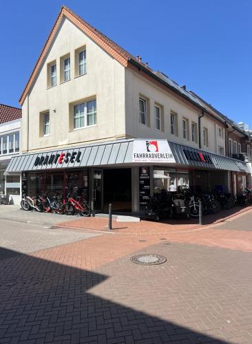 ノルダーナイにあるSchmidteinanderの正面にバイクを停めた建物