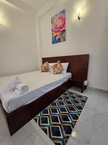 un lit avec des oreillers dessus dans une chambre dans l'établissement N A 63 Residence Transit Hotel, à Negombo