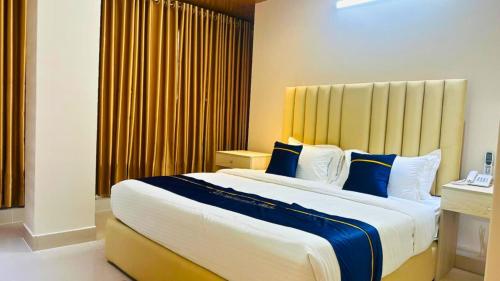 Кровать или кровати в номере The Ambassador Hotel Dhanmondi