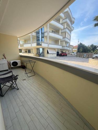 un balcón vacío con un edificio en el fondo en Casa Giacomo stella maris, en Francavilla al Mare