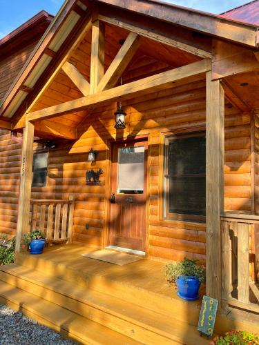 a wooden front porch of a log cabin at Gentle Ben's Chalet in Murphy