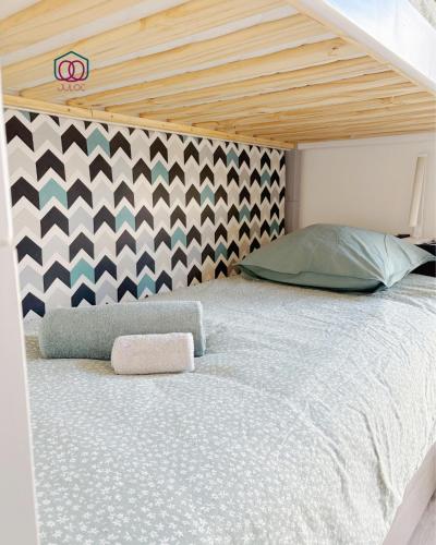 a bedroom with a bed with a wooden headboard at Le cocon Familial - Appartement Kids friendly proche de la gare in Strasbourg