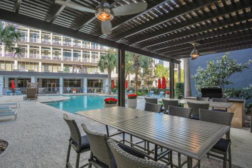 ヒューストンにあるLuxury Estateのテーブルと椅子とプールのあるパティオ