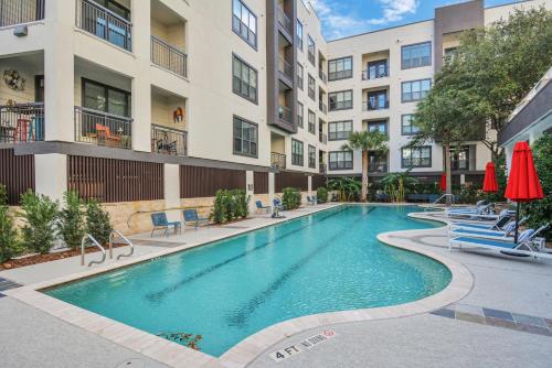ヒューストンにあるLuxury Estateのアパートメント複合施設のスイミングプールのイメージ