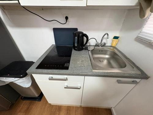 グラン・カーズにあるAppartement - La Savane Hub 3の小さな部屋のキッチンカウンター(シンク付)
