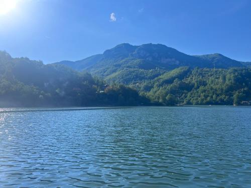a large body of water with mountains in the background at Ferienhaus LAGUM in Rudo