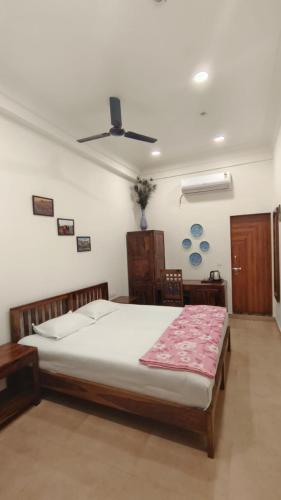 a bedroom with a bed and a ceiling fan at Umaid Niwas Homestay in Jaipur
