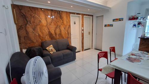 ein Wohnzimmer mit Sofa und Tisch in der Unterkunft Casa da Marcia in Belém