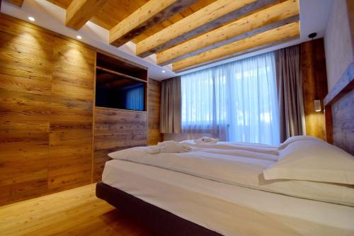 Letto o letti in una camera di BRENTA ALTA ALPINE LODGE MhD