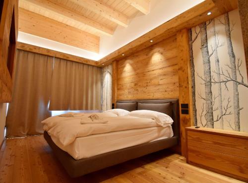 Letto o letti in una camera di BRENTA ALTA ALPINE LODGE MhD