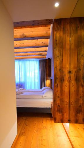 Letto o letti in una camera di BRENTA ALTA ALPINE LODGE MhD