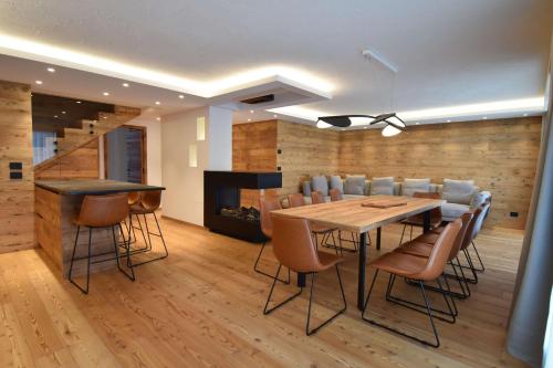 una sala da pranzo con tavolo e sedie di BRENTA ALTA ALPINE LODGE MhD a Madonna di Campiglio