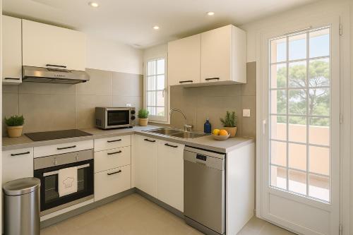 Nhà bếp/bếp nhỏ tại Élégant T3 neuf, 6 pers, clim, balcon, pkg gratuit, 5 min du Port