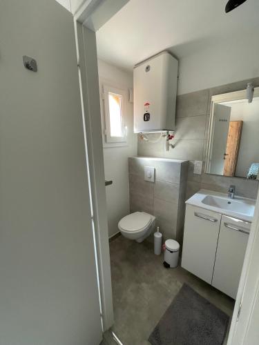 Location suarele في Lecci: حمام صغير مع مرحاض ومغسلة
