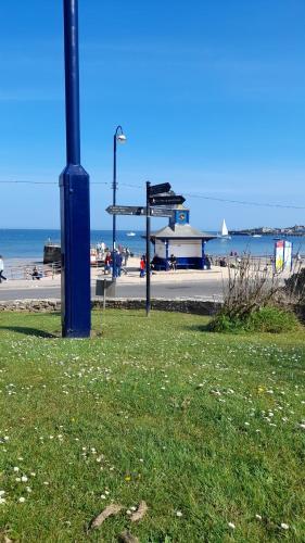a blue pole in the grass near the beach at Susies zen den by the sea in Swanage