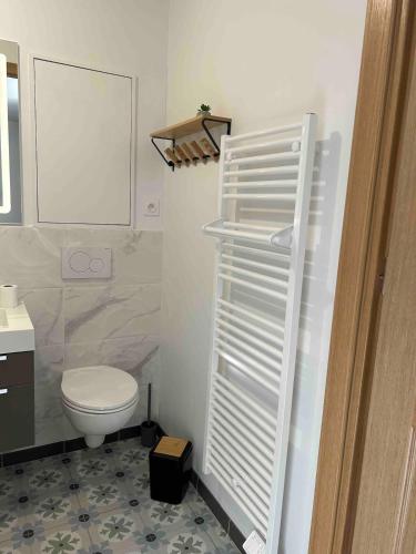 a white towel rack in a bathroom with a toilet at Joli petit appartement plein centre in Chalon-sur-Saône