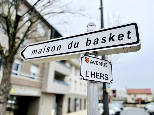 a street sign for masson du bassett on a street at Ho Toulouse -Joli studio avec balcon in La Celle-sous-Gouzon