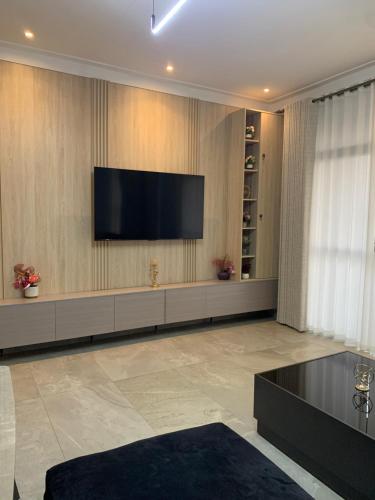 TV a/nebo společenská místnost v ubytování Hoxton Suites