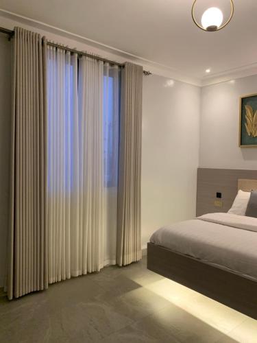 Postel nebo postele na pokoji v ubytování Hoxton Suites