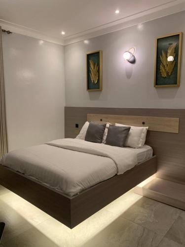 Postel nebo postele na pokoji v ubytování Hoxton Suites