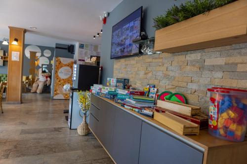 a room with a counter with books on it at Pensiune Rara Paltinis in Păltiniş