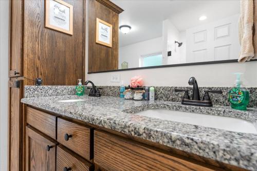 Φωτογραφία από το άλμπουμ του Lakefront! Kayaks, Hot Tub, Foosball, Fire Pit σε Granbury