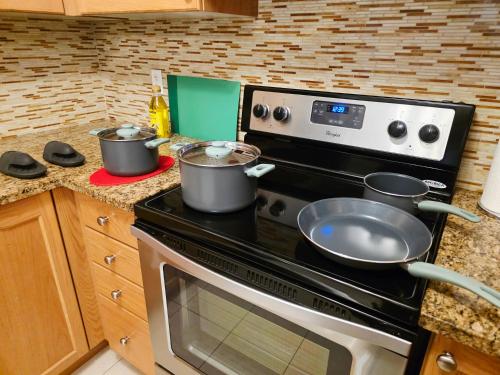 Η κουζίνα ή μικρή κουζίνα στο Semi-Private Townhouse - 3 Bedrooms - 4 beds - Free Parking, Wifi, Netflix