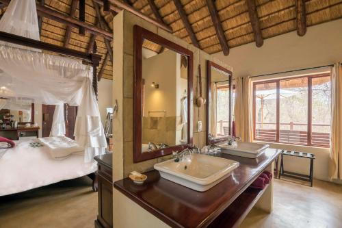 Ein Bett oder Betten in einem Zimmer der Unterkunft Karongwe- Shiduli Safari Lodge