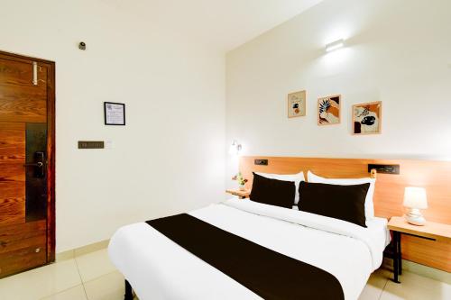 Katil atau katil-katil dalam bilik di Super Townhouse Casa Grand Miyapur