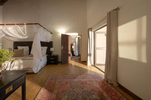 Ein Bett oder Betten in einem Zimmer der Unterkunft Karongwe- Shiduli Safari Lodge