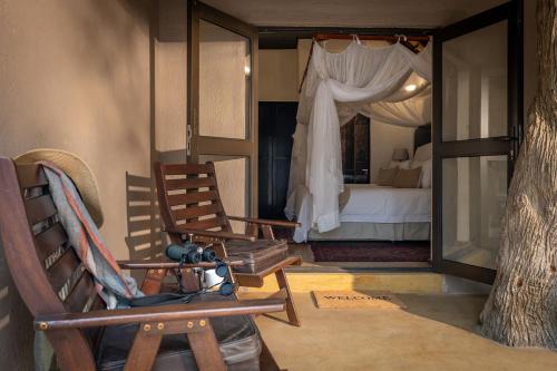 Ein Sitzbereich in der Unterkunft Karongwe- Shiduli Safari Lodge