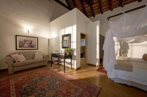 Ein Bett oder Betten in einem Zimmer der Unterkunft Karongwe- Shiduli Safari Lodge