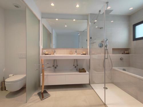 a bathroom with a shower and a sink and a toilet at Higueron 5821 luxe appartement met zeezicht in Fuengirola