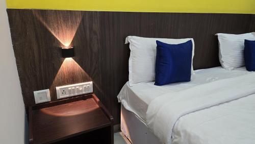 Ένα ή περισσότερα κρεβάτια σε δωμάτιο στο Twilight Inn, Purasaiwakkam