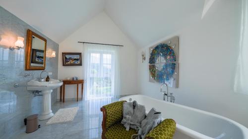 a bathroom with a tub and a sink at Villa Victoria in Fischerndorf