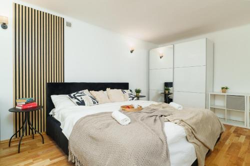 LYNA Home Plus - Royal Bed Residence