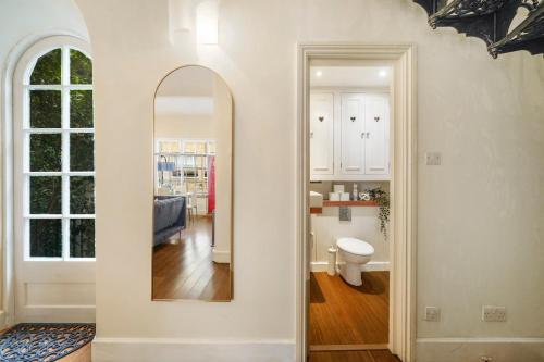 ロンドンにあるElegant 3BR Mews House with Parking in Westminsterの鏡付きの廊下、バスルーム