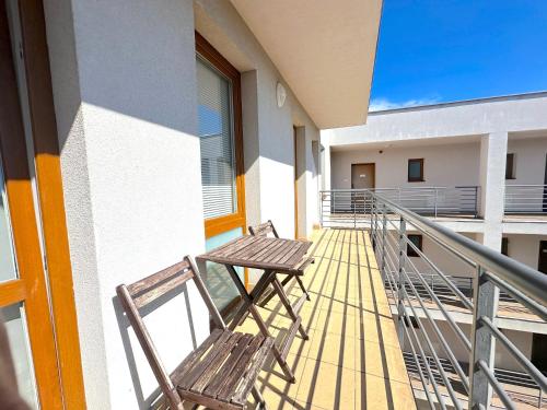 Prime Stay - Modern 2 Bedroom Family Apartment with Parking Included