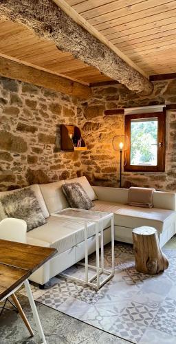 a living room with a couch and a table at Casa Rural Arlanza 13 in Arlanza
