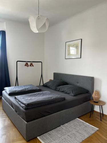 Postel nebo postele na pokoji v ubytování Urban Oasis