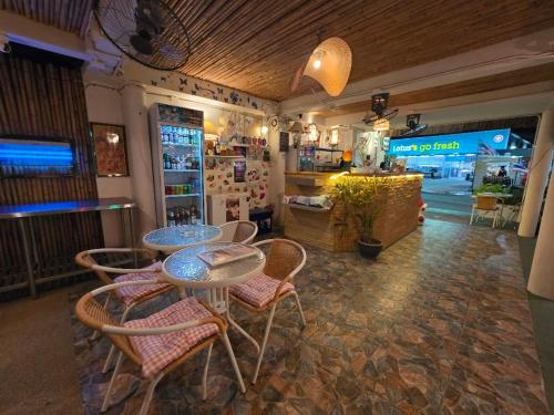 ラワイビーチにあるLeon Oasis Nai Harnの部屋にテーブルと椅子があるレストラン
