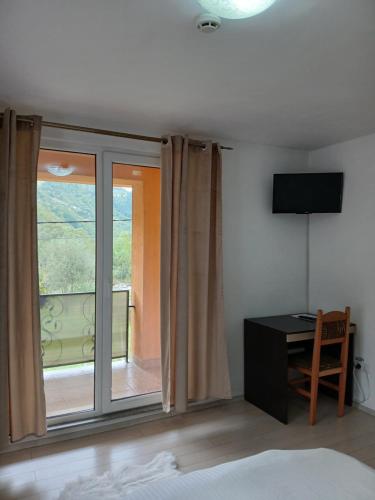 a room with a desk and a window with a view at Casa Ile in Vişeu de Sus